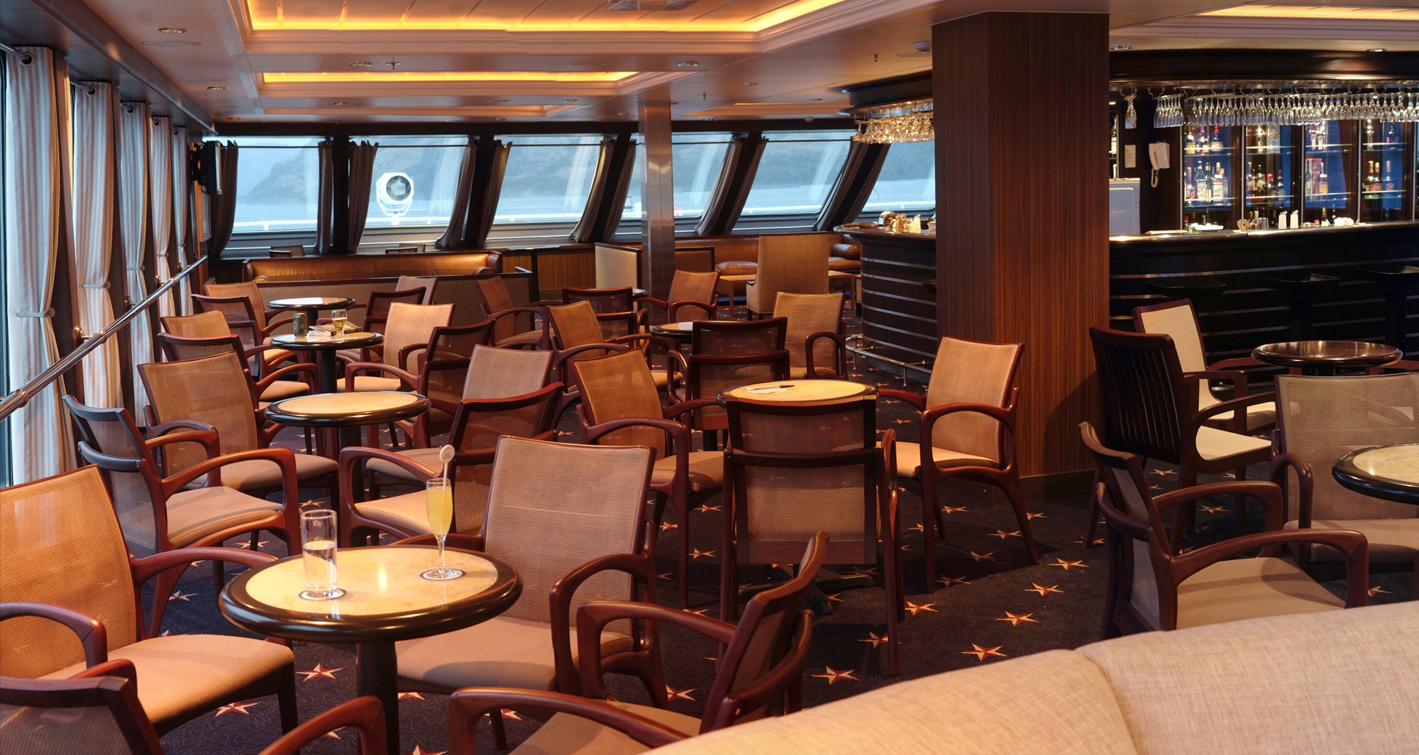 Australis Stella Australis Darwin Lounge 2.jpg